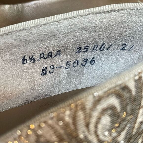 Huggins Shoes Dressy Heels Champagne Silver Gold Embossed Tapestry, size 6.5AAA - Picture 9 of 10